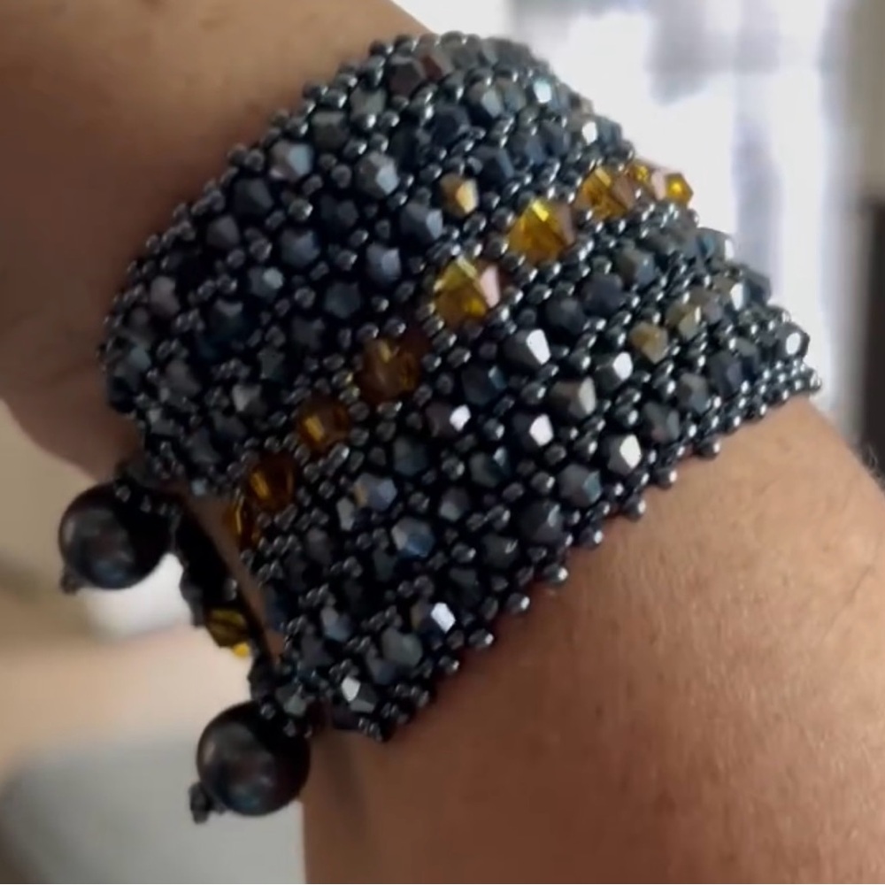 Elegant Beaded Bracelet with Black and Gold Accents